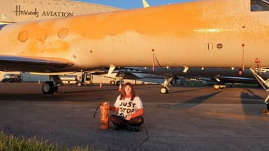 L'activiste du mouvement Just Stop Oil Cole Macdonald, 22 ans, devant un jet privé aspergé de peinture orange à l'aéroport international de Stansted, près de Londres, le 20 juin 2024.