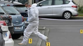 Un policier scientifique inspecte la zone où une fusillade a eu lieu à Rennes, le 17 avril 2025