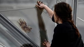 Des militants écologistes déposent de la mélasse sur la pyramide du Louvre le 27 septembre 2019