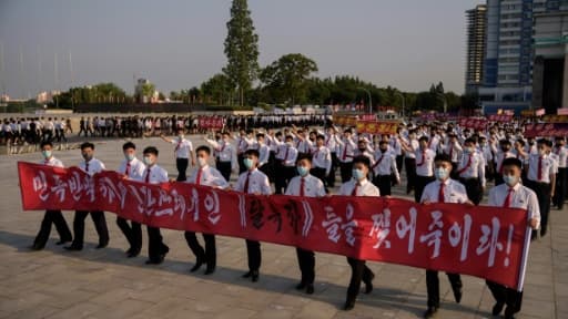 Manifestation d'étudiants nord-coréens, avec une banderole contre les dissidents, à Pyongyang le 8 juin 2020 Manifestation d'étudiants nord-coréens, avec une banderole contre les dissidents, à Pyongyang le 8 juin 2020