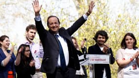 En déplacement à Tours, François Hollande a pris pour cible Nicolas Sarkozy, opposant sa "cohérence", aux "zigzags" du président, qui doit présenter jeudi son projet pour le prochain quinquennat. /Photo prise le 3 avril 2012/REUTERS/Jacky Naegelen