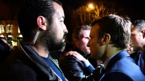 Alexandre Benalla auprès d'Emmanuel Macron pendant la campagne présidentielle, le 28 février 2017 à Angers. 