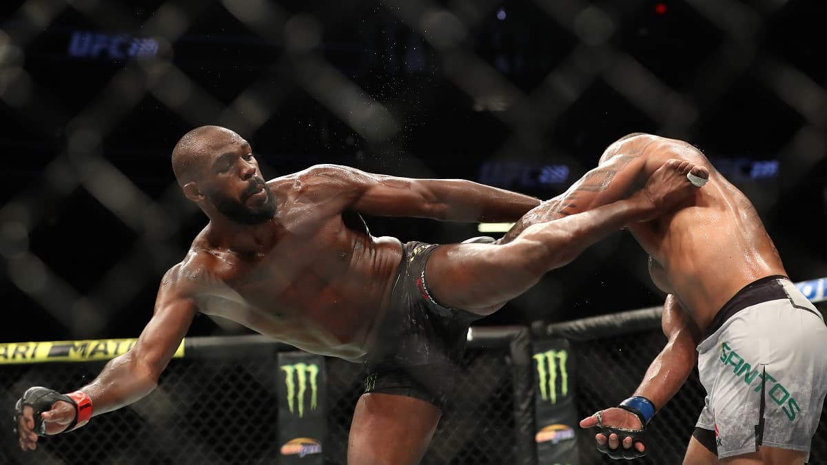 Jon Jones dans ses œuvres face à Thiago Santos en juillet 2019 Jon Jones dans ses œuvres face à Thiago Santos en juillet 2019