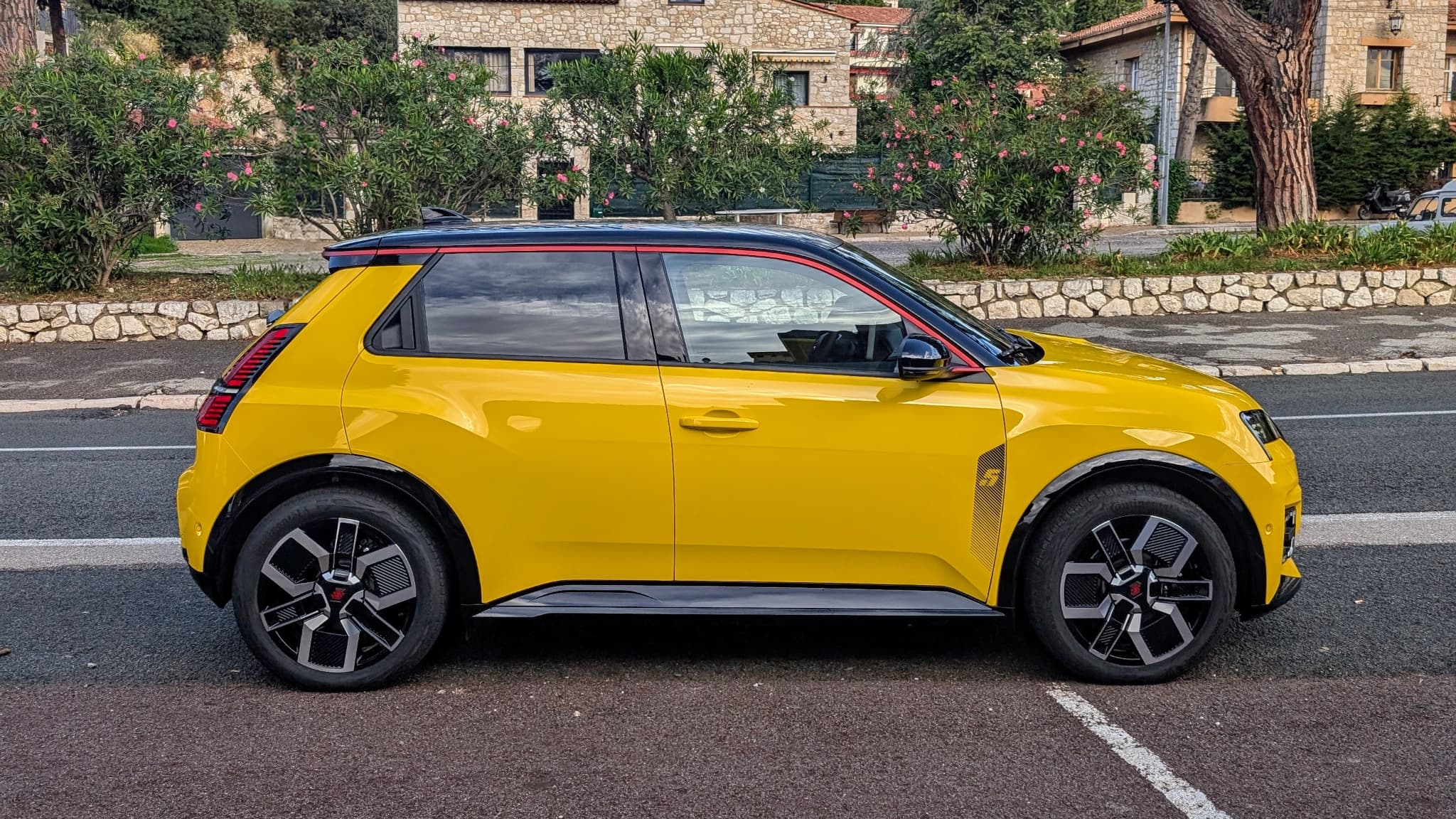 Cette nouvelle Renault 5 fait 3,92 mètres de long. 