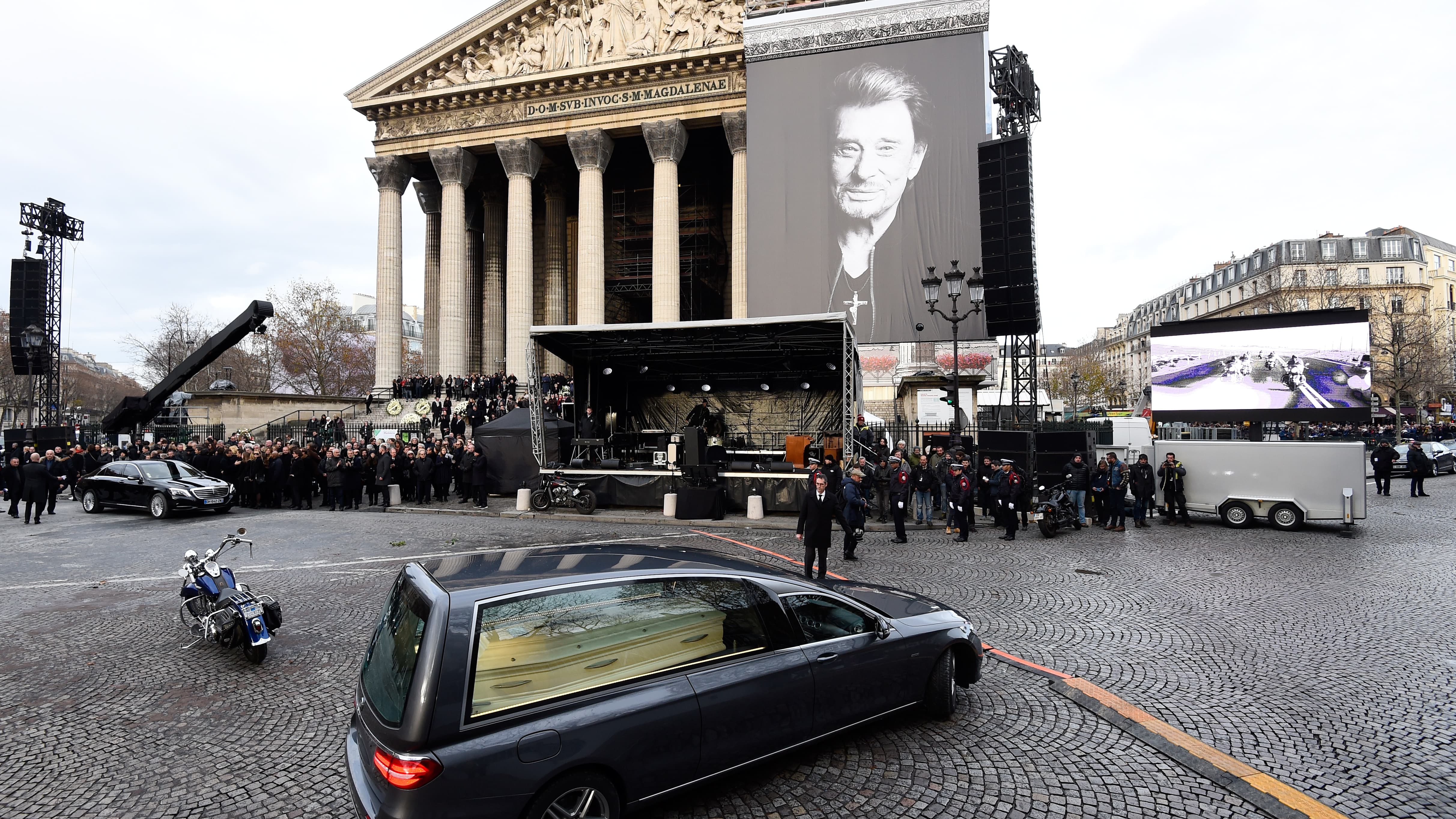 Une messe à la Madeleine pour le premier anniversaire de la mort de Johnny