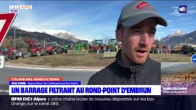 Colère des agriculteurs: un barrage filtrant au rond-point des Orres à Embrun
