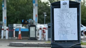 Une station-service indique qu'elle ne dispose plus de carburant, le 27 septembre 2021 près de Tonbridge, dans le sud de l'Angleterre