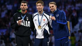 Le podium de l'épreuve masculine de fleuret aux JO 2024 de Paris.  