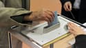 Un électeur met son bulletin dans l'urne dans un bureau de vote à Quintin, dans les Côtes d'Armor, pour les élections régionales, le 13 décembre 2015