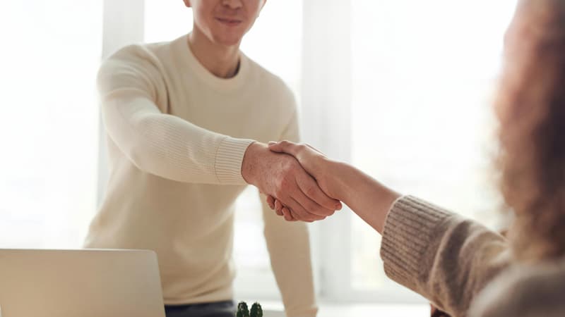 Seules 0,3% des fiches de postes mentionnent l'IA générative, selon les données de Indeed. 