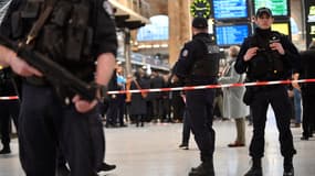Des policiers à la gare du Nord, le 11 janvier 2023, après l'attaque au couteau qui a fait six blessés