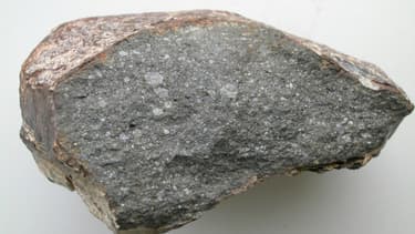Un fragment de météorite, non daté, retrouvé dans le Sahara et conservé au Musée d'Histoire naturelle de Paris. (Photo d'illustration)