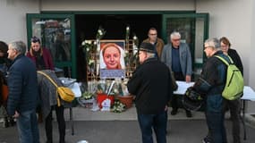Des personnes rendent un dernier hommage à Lola, la collégienne assassinée, le 21 octobre 2022 à Fouquereuil, dans le Pas-de-Calais