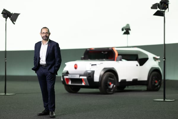 Thierry Koskas, le nouveau directeur général de la marque Citroën, le 14 juin 2023 à l'ADN à Velizy-Villacoublay, photographié ici devant le concept "Oli".