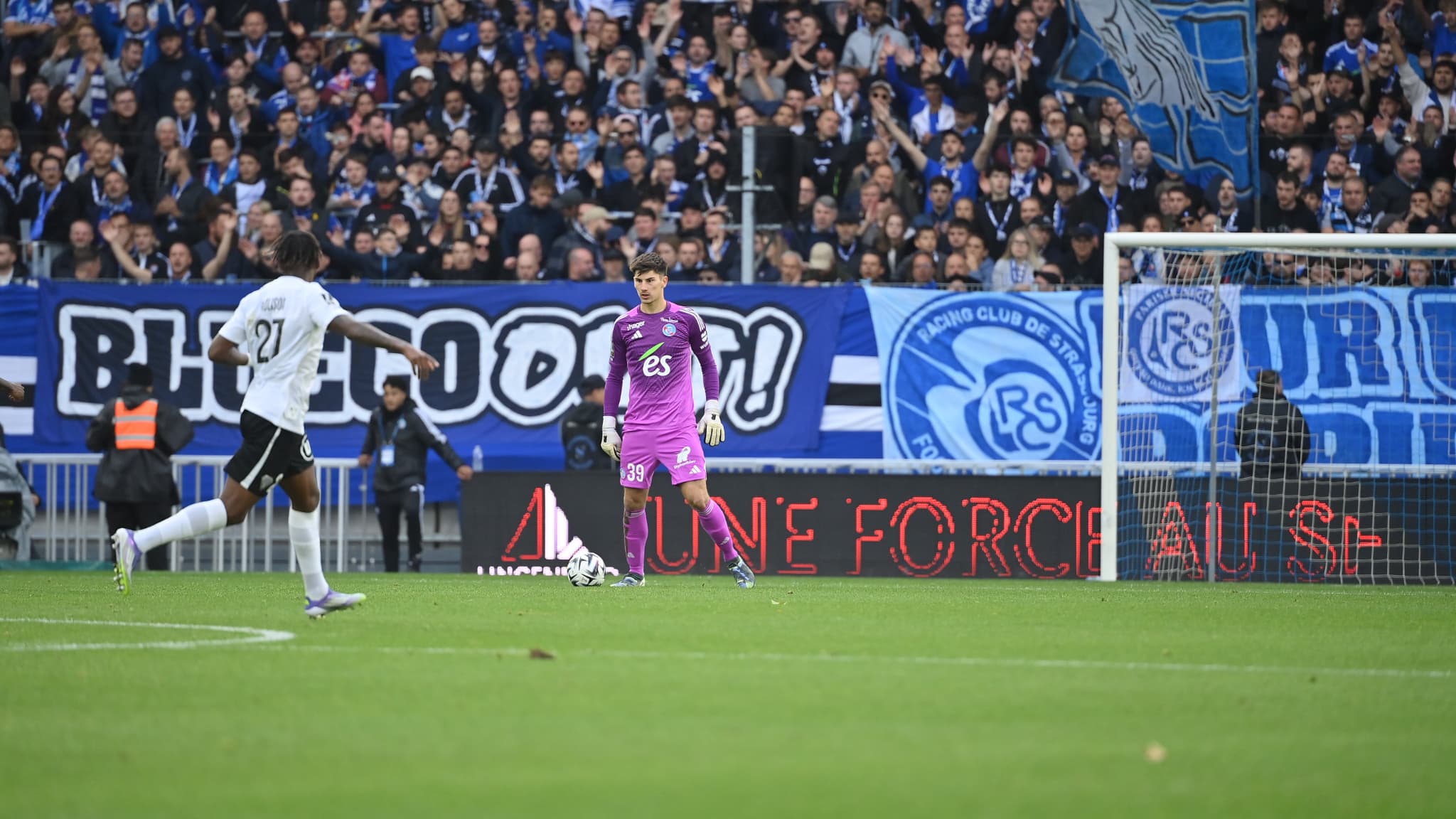 UNE BANDEROLE "BLUECO OUT" ARRACHÉE: LA SITUATION RESTE TENDUE À STRASBOURG ENTRE SUPPORTERS ET DIRECTION