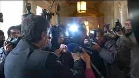 L’arrivée agitée de Cahuzac à son procès sous une cohue de journalistes
