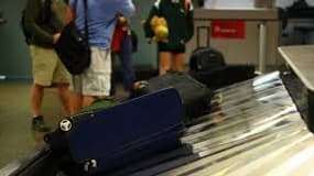 Avec les départs en vacances, les pertes de bagages dans les aéroports se multiplient. Pour les compagnies aériennes, ces bagages perdus coûtent très chers.