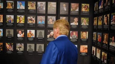 Un homme se recueille devant les photos des victimes des attaques du 7 octobre 2023 en Israël
