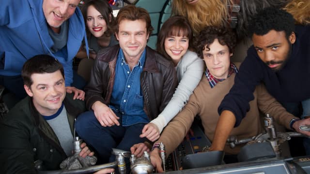 Les acteurs du spin-off sur Han Solo, en compagnie des deux anciens réalisateurs (en t-shirt gris et en pull beige)