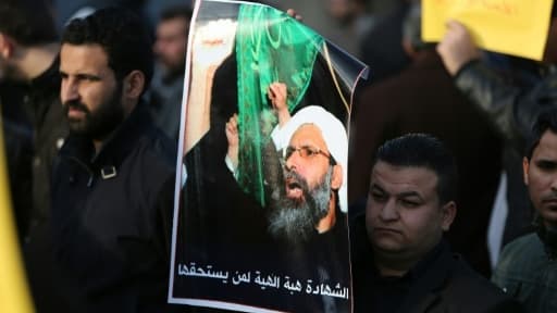 Un Irakien porte le portrait d'un dignitaire chiite Nimr al-Nimr, exécuté par l'Arabie saoudite, lors d'une manifestation le 3 janvier 2016 à Bagdad
