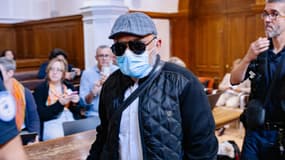 L'accusé Husamettin Dogan entrant dans la salle d'audience de la cour d'assises du Gard à Nîmes, France, le 9 octobre 2025.