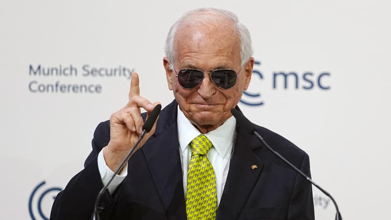 "Ce qui s'est passé à Davos n'a pas besoin de rester à Davos": le président de la Conférence de Munich fait un clin d'œil à Emmanuel Macron en enfilant des lunettes de soleil