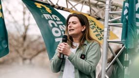 La secrétaire nationale des Écologistes Marine Tondelier le 22 mars 2025 à Paris lors d'une manifestation contre le racisme et l'extrême droite