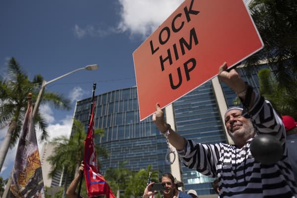 I manifestanti anti-Trump si riuniscono fuori dal tribunale federale degli Stati Uniti Wilkie D. Ferguson Jr. a Miami, in Florida, il 13 giugno 2023.