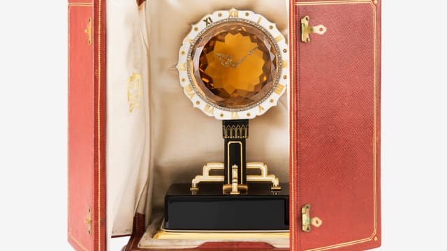 La pendule "Mystérieuse" de Cartier en Citrine, une pierre semi-précieuse.