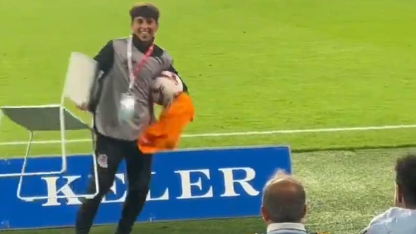 Le ramasseur de balle avec son maillot de Mbappé Le ramasseur de balle avec son maillot de Mbappé