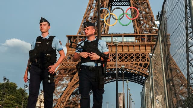 Deux agents de police devant la Tour Eiffel