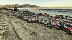 Des déchets accumulés sur des plages de Marseille après les inondations