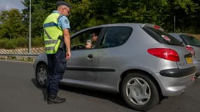 Un gendarme soumet un automobiliste à un test d'alcoolémie (illustration)