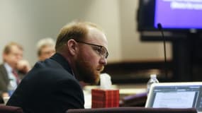 Travis McMichael, accusé du meurtre de Ahmaud Arbery, dans le tribunal de Brunswick, dans l'État américain de Géorgie, le 23 novembre 2021
