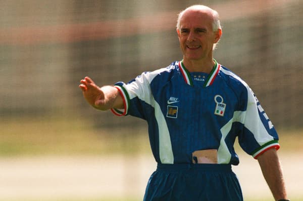 Arrigo Sacchi le coach révolutionnaire du grand Milan vainqueur de la C1 en 1989 et 1990, ici avec la sélection italienne en 1996