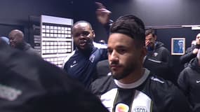 La causerie folle de Jean-Jacques Batoum, préparateur physique d'Angers, dans le couloir avant le match de la 21e journée de Ligue 1, 9 février 2025