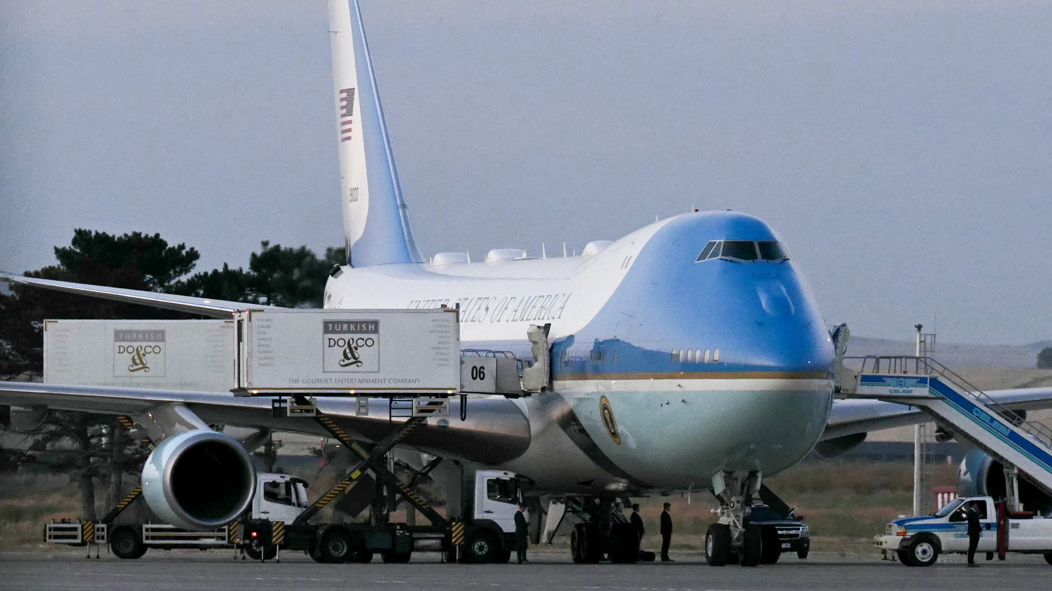 Cette photographie montre un VC-25A Air Force One stationné sur le tarmac avant le départ du président américain Donald Trump de l’aéroport Esenboga d’Ankara, en Turquie, le 8 juillet 2026, après avoir assisté au sommet de l’OTAN.