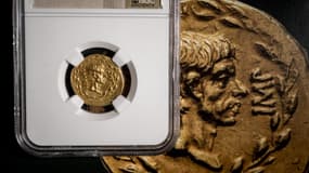 Une pièce d'or romaine à l'effigie de Brutus exposée à la salle des ventes Numismatica Genevensis à Genève, en Suisse, le 4 décembre 2024.