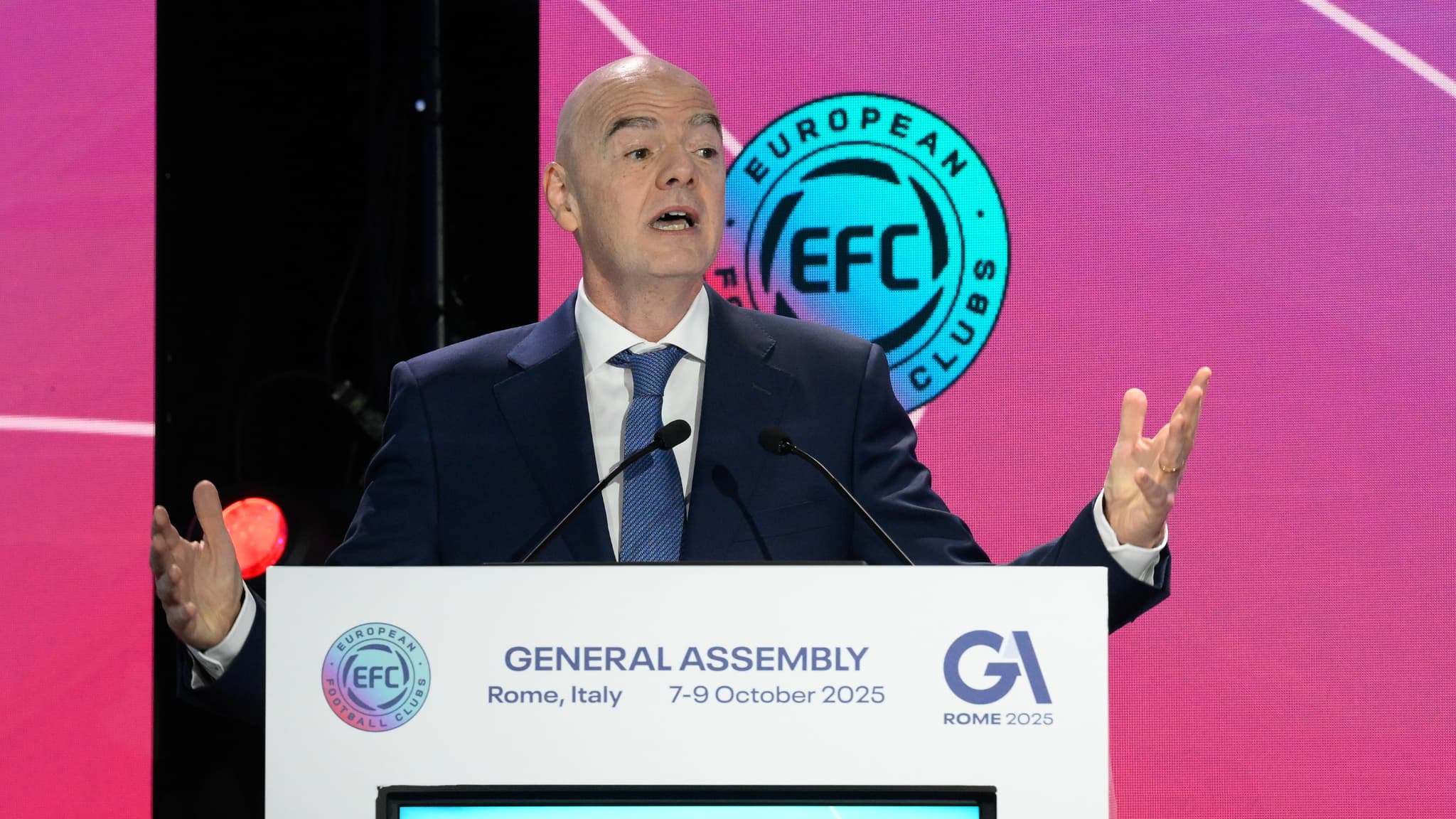 ADIEU L'ÉTÉ: INFANTINO ENVISAGE DE GÉNÉRALISER LA COUPE DU MONDE EN HIVER