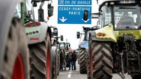Des agriculteurs français ont arrêté leurs tracteurs sur l'autoroute A16 près de l'Isle-Adam, le 30 janvier 2024, dans l'un des barrages routiers installés sur les principales autoroutes vers Paris pour une deuxième journée d'action