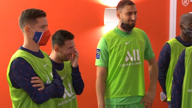 Lionel Messi avec les remplaçants parisiens dans les couloirs rémois