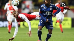 Alexandre Lacazette au duel avec Fabinho