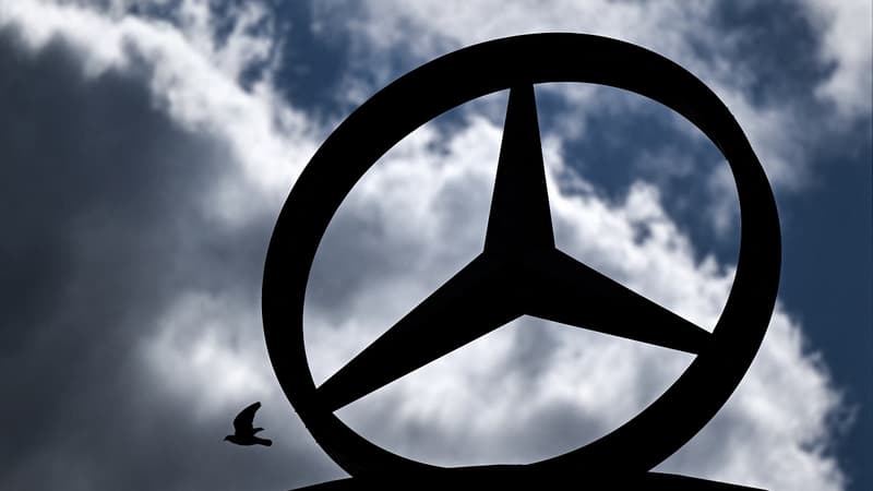 Le logo Mercedes.