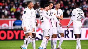 Lionel Messi félicité par ses partenaires après son but à Lille
