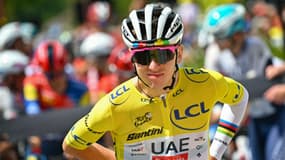 Tadej Pogacar fait la moue avant la 18e étape du Tour de France, le 24 juillet 2025 