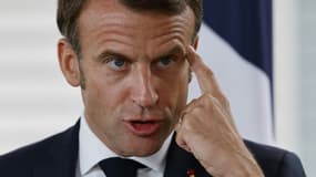 Le président français Emmanuel Macron prononce un discours au siège de la sous-préfecture de la Mayenne à Château-Gontier, dans le nord-ouest de la France, le 10 octobre 2022