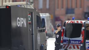 L'homme qui a pris quatre personnes en otage mercredi dans une banque de Toulouse en se revendiquant d'Al Qaïda a été mis en examen à l'hôpital où il a été admis après son interpellation. /Photo prise le 20 juin 2012/REUTERS/Regis Duvignau