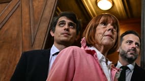 Gisele Pelicot quitte la salle d'audience, suivie de ses avocats Stéphane Babonneau (à gauche) et Antoine Camus (à droite) pendant une pause dans le procès en appel de l'affaire Mazan au tribunal de Nîmes, dans le sud de la France, le 9 octobre 2025.