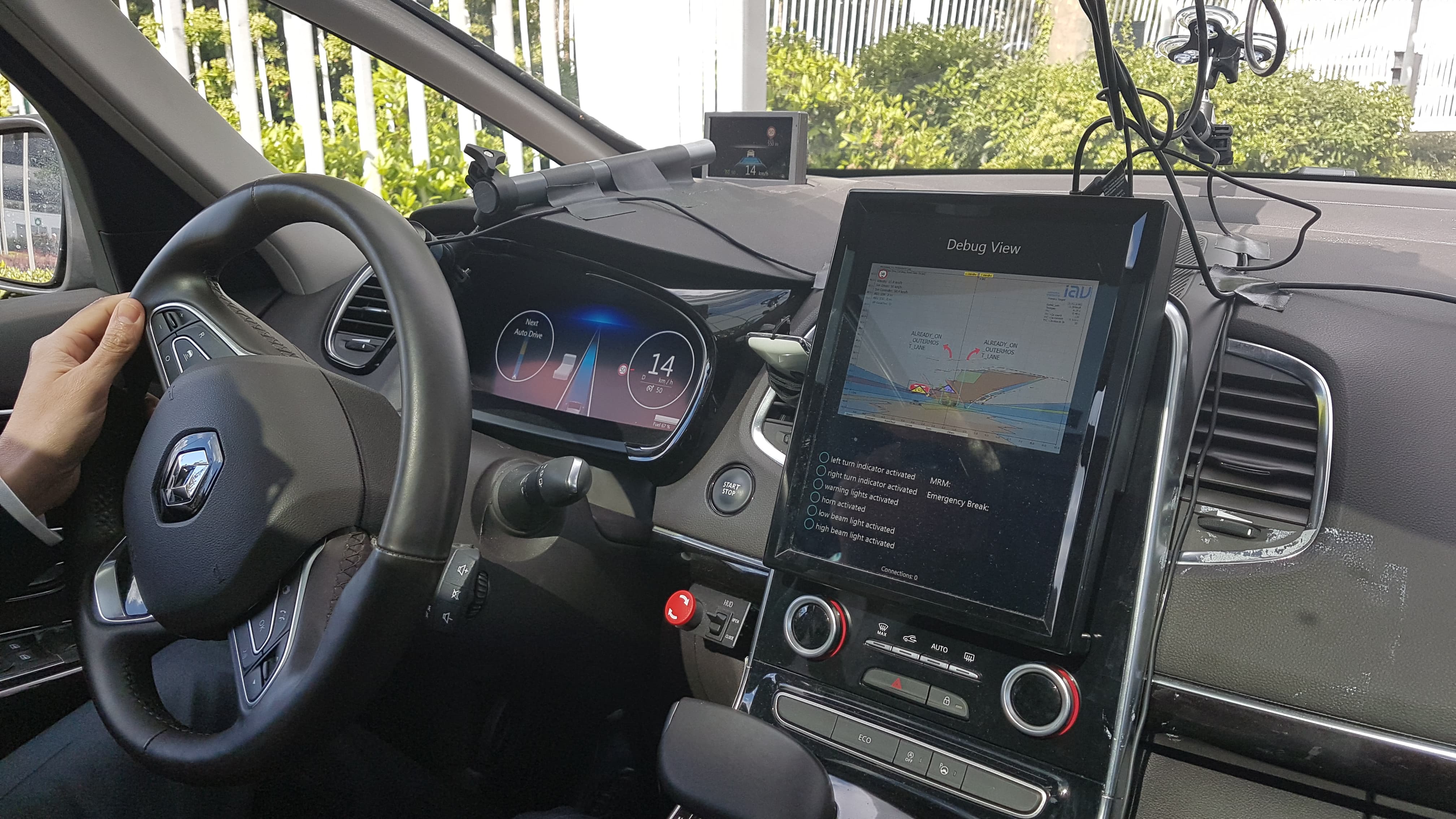 Dans l'Espace (photo) comme dans le C4 Picasso, une tablette a été placé au centre du tableau de bord. Pour l'écran derrière le volant, les deux constructeurs testent les futures interfaces homme-machine. Dans l'Espace (photo) comme dans le C4 Picasso, une tablette a été placé au centre du tableau de bord. Pour l'écran derrière le volant, les deux constructeurs testent les futures interfaces homme-machine.