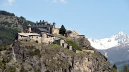 Le fort Queyras surplombe la commune de Château-Ville-Vieille